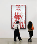 Double Elvis, tableau de MaxL au mur avec des visiteurs pour donner l'échelle 2