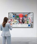 La Cène, tableau de MaxL au mur avec des visiteurs pour donner l'échelle