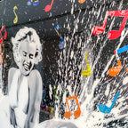 Mickey & Marilyn de MaxL, détail des canettes découpées et de la résine 1