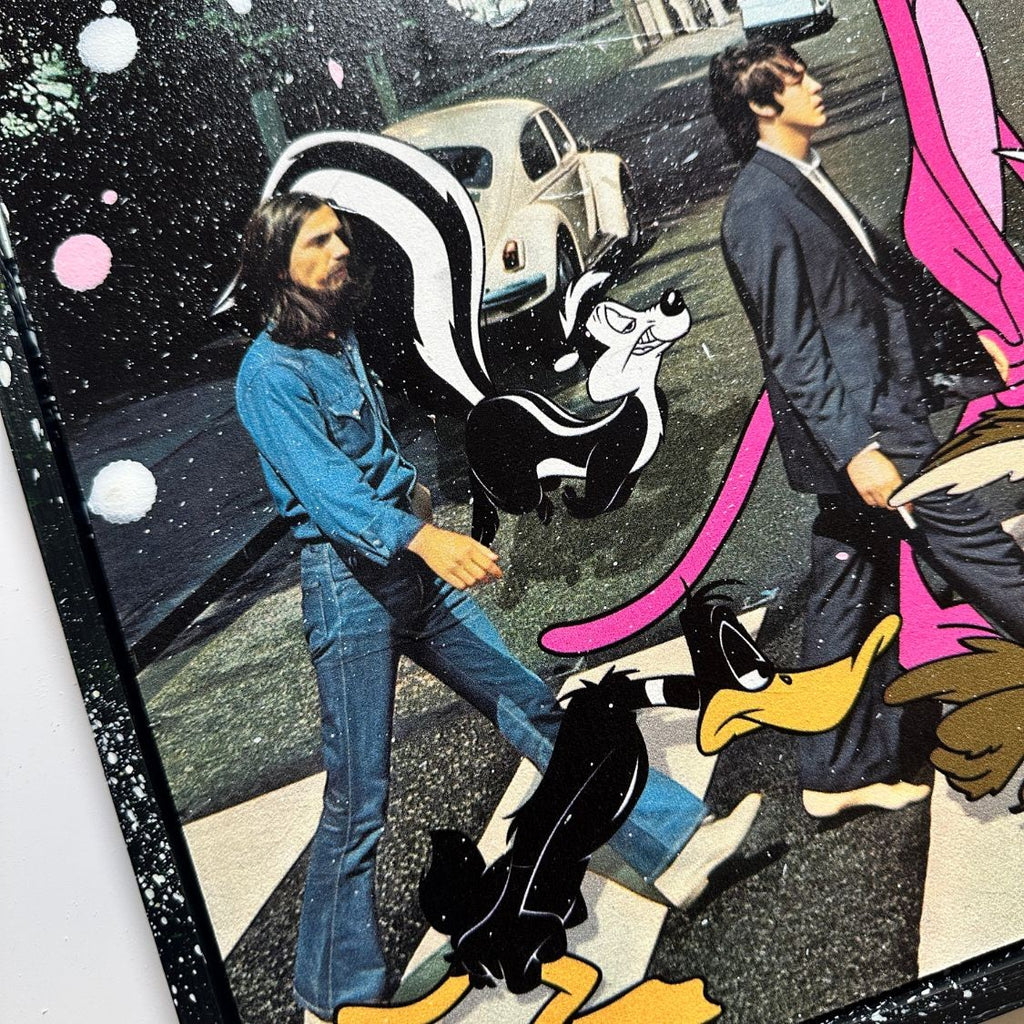 Abbey Toons #1 de MaxL, vue de biais sur George Harrison et les personnages de dessins animés