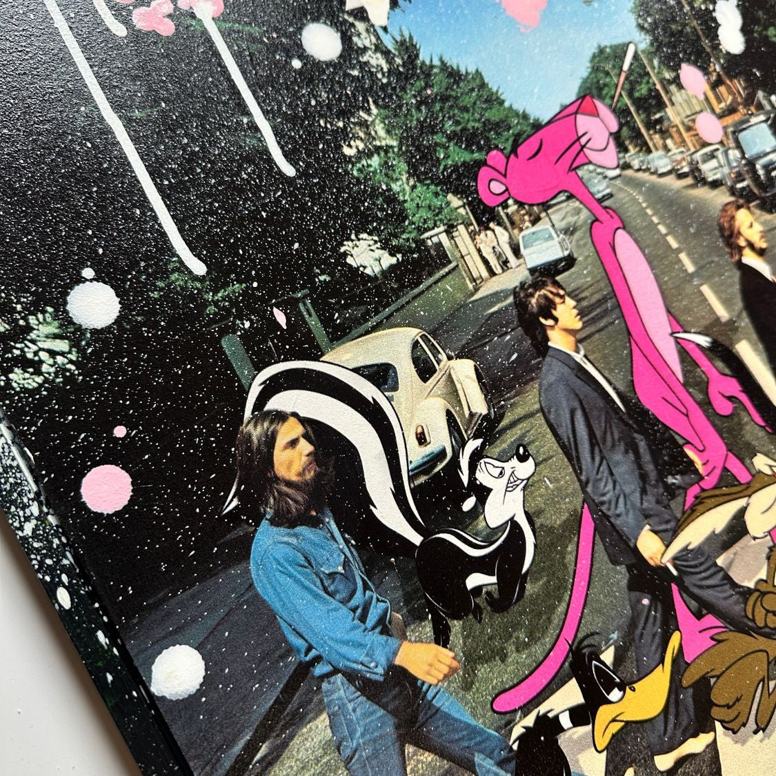 Abbey Toons #1 de MaxL, vue de biais montrant les projections de peinture