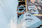 Ariana Black & Blue de MaxL, détail des yeux et des canettes découpées