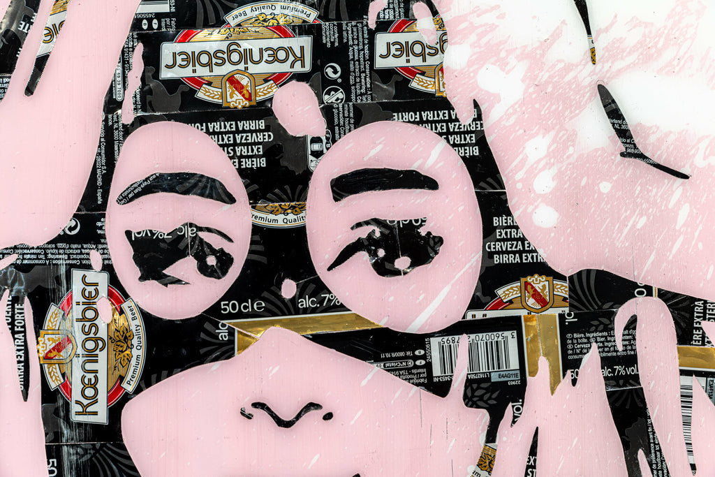 Ariana Pink & Black de MaxL, détail des yeux et des canettes découpées