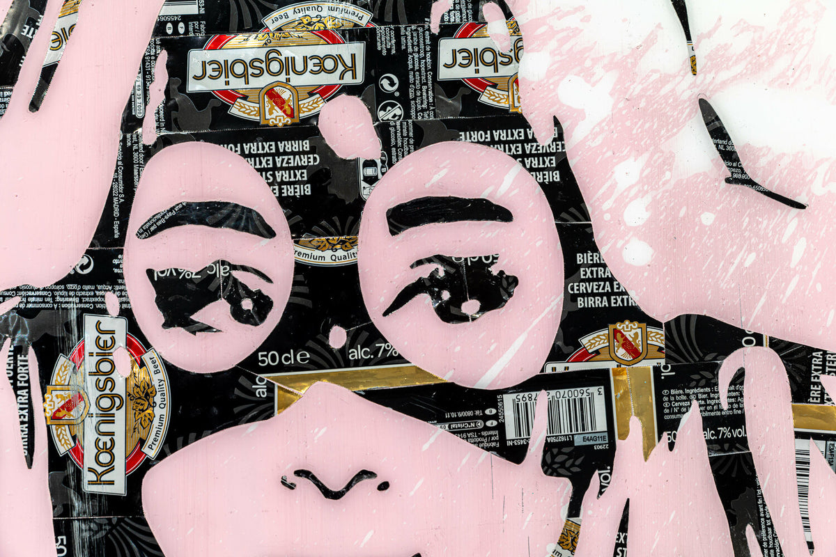 Ariana Pink & Black de MaxL, détail des yeux et des canettes découpées