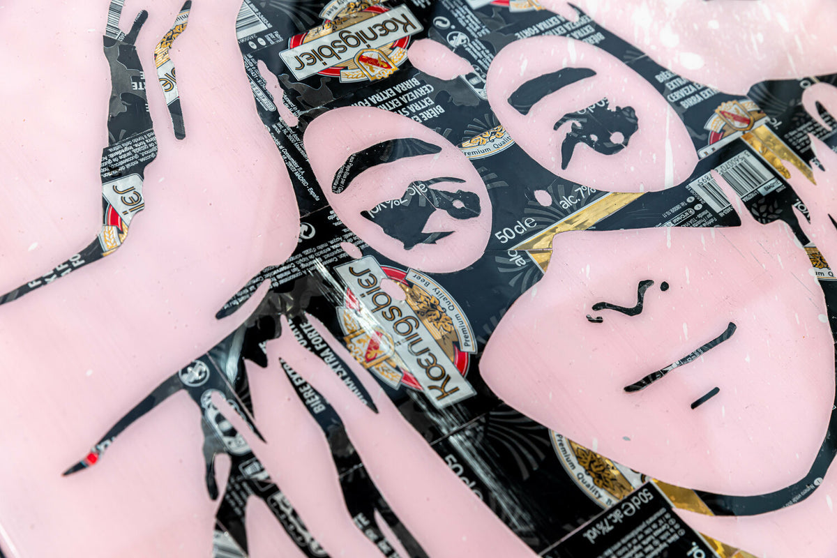 Ariana Pink & Black de MaxL, vue de biais sur le visage