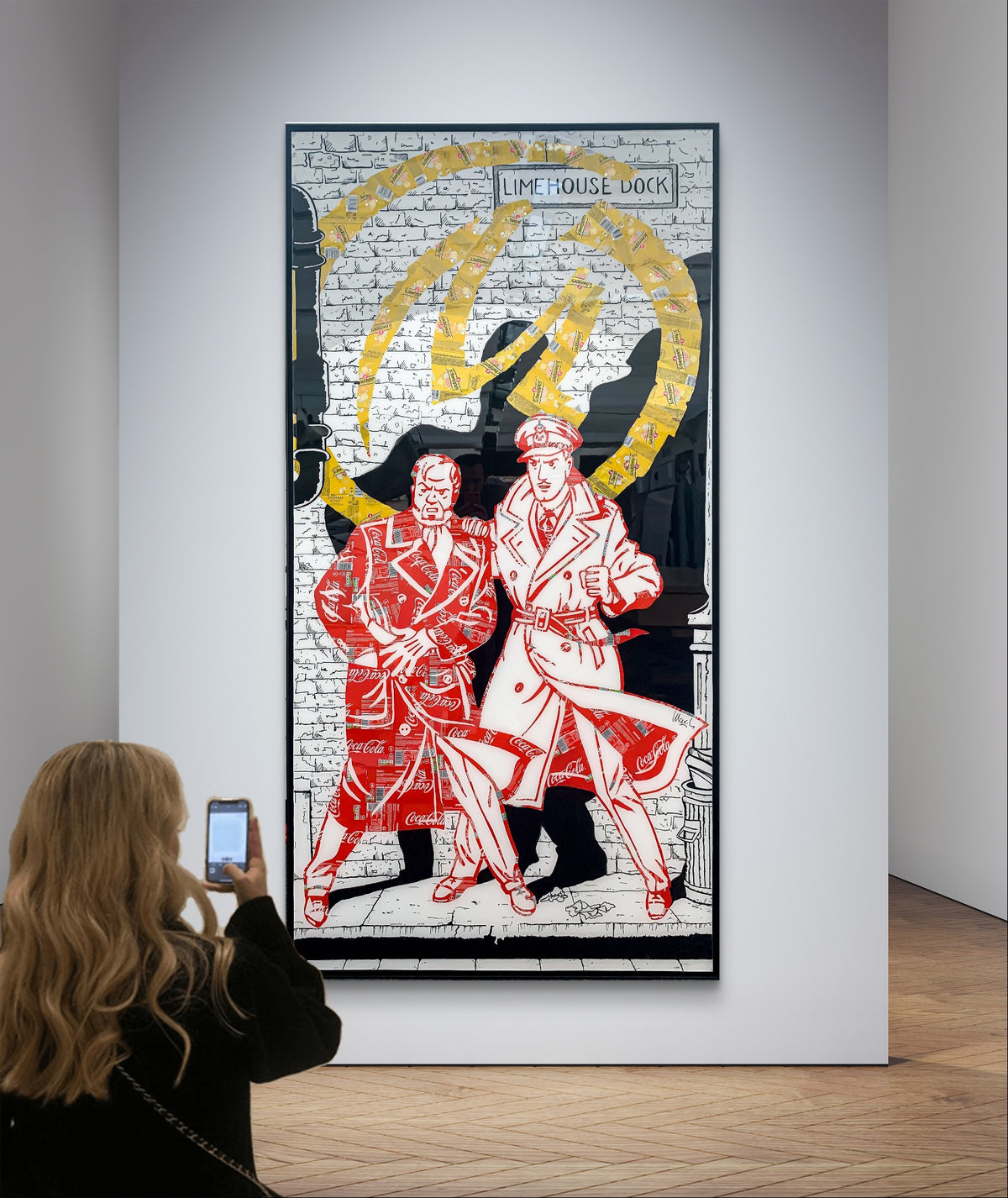 La Marque Jaune, tableau de MaxL au mur avec des visiteurs pour donner l'échelle