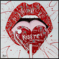 Kiss Me !, tableau pop art de MaxL en canettes recyclées et résine, vue de face