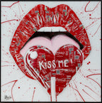 Kiss Me !, tableau pop art de MaxL en canettes recyclées et résine, vue de face
