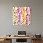 Affiche Ice Creamy de MaxL au-dessus d'un bureau en bois