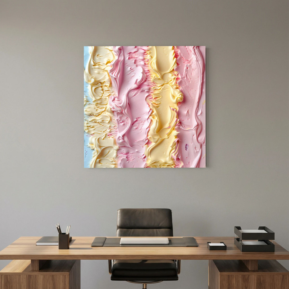 Affiche Ice Creamy de MaxL au-dessus d'un bureau en bois