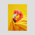 Diva Flamingo Portrait, affiche sur papier fine art de MaxL : un flamant rose drapé dans une étoffe jaune, sur fond jaune
