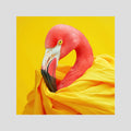 Diva Flamingo Carré, affiche sur papier fine art de MaxL : un flamant rose lové dans une étoffe jaune, sur fond jaune