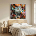 Iguana Flowers, tirage sur toile de MaxL avec cadre blanc, au-dessus d'un lit dans une chambre