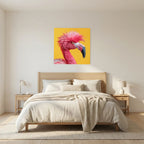 Affiche Punk Flamant Rose de MaxL au-dessus d'un lit, dans une chambre