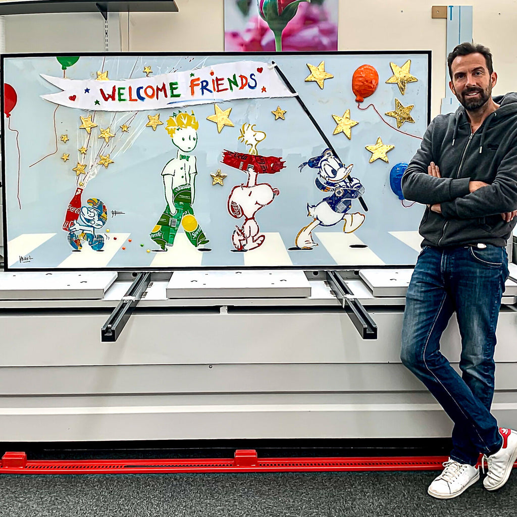 Welcome Friends de MaxL, posé à côté d'une personne pour donner l'échelle